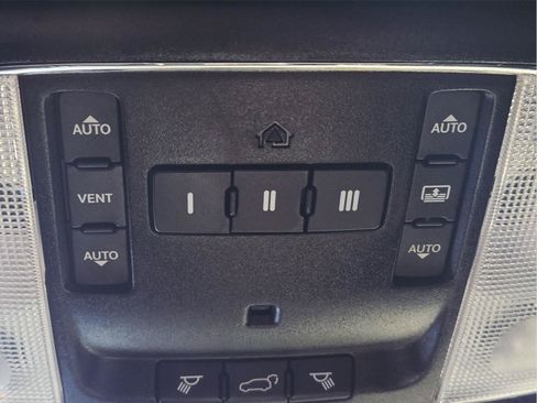 Used 2019 Jeep Grand Cherokee Overland AWD/4WD image 16