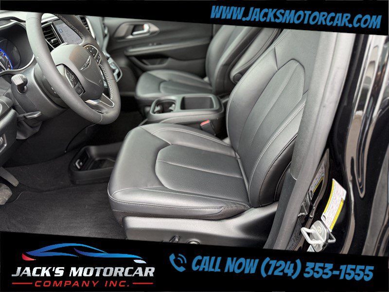 Used 2026 Chrysler Pacifica Select FWD image 17