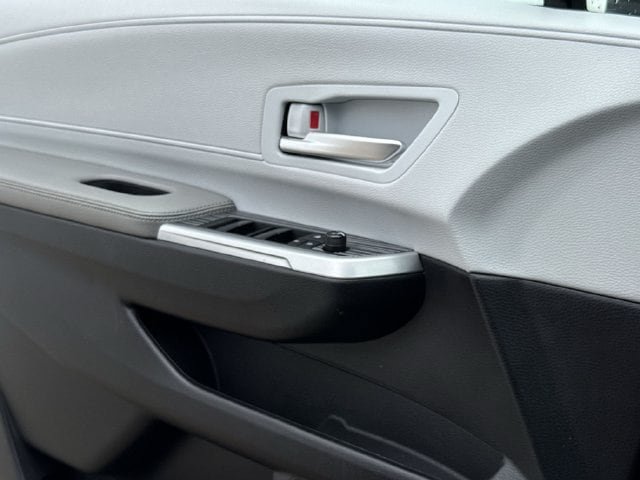 Used 2025 Toyota Sienna XLE FWD image 27