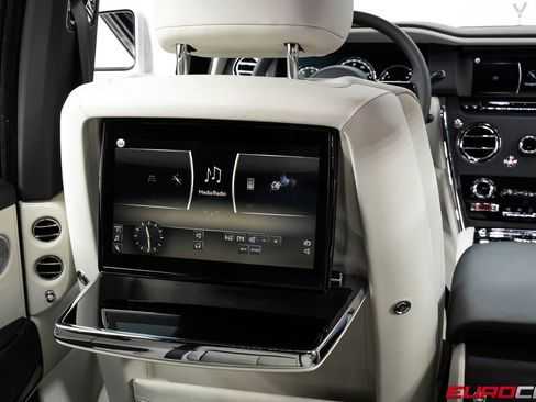 Used 2022 Rolls-Royce Cullinan w/ Cullinan Package image 26