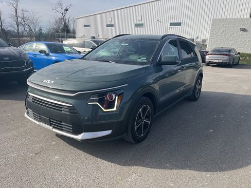Used 2023 Kia Niro EX image 3