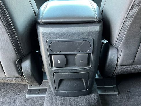 Used 2023 Ford Explorer XLT AWD/4WD image 36