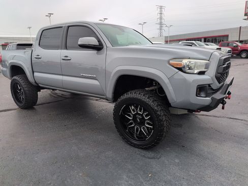 Used 2018 Toyota Tacoma TRD Sport AWD/4WD image 7