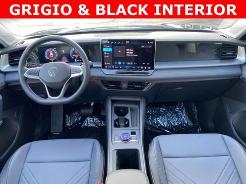 New 2025 Volkswagen Tiguan SE image 2