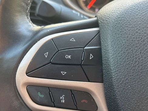 Used 2017 Jeep Cherokee Sport FWD image 11