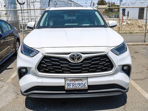 Used 2023 Toyota Highlander XLE FWD image 2