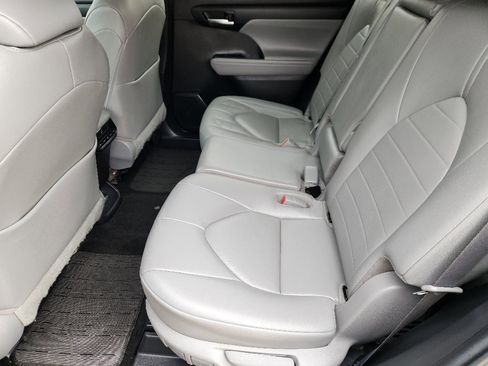 Used 2023 Toyota Highlander XLE image 30