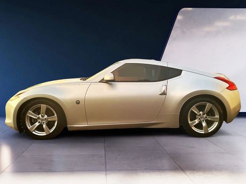 Used 2010 Nissan 370Z Touring RWD image 2