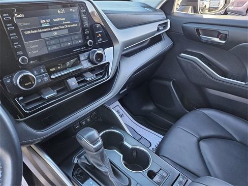 Used 2021 Toyota Highlander XLE image 21