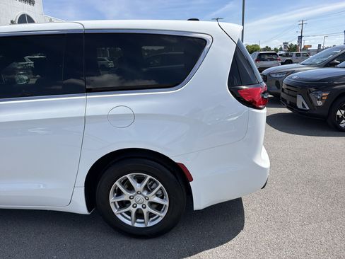 Used 2025 Chrysler Pacifica Select FWD image 9