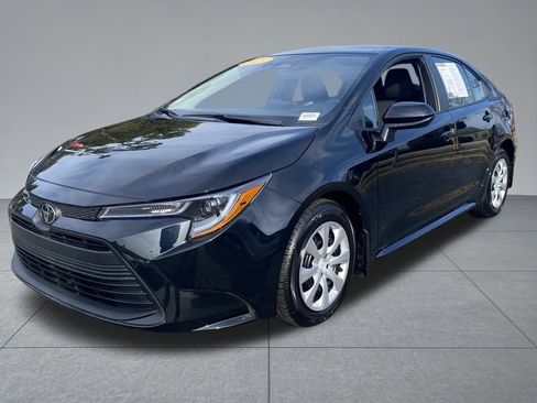 Used 2025 Toyota Corolla LE image 2