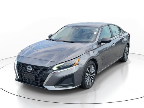 Used 2025 Nissan Altima 2.5 SV FWD image 3