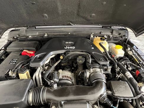 Used 2018 Jeep Wrangler Unlimited Sahara image 17