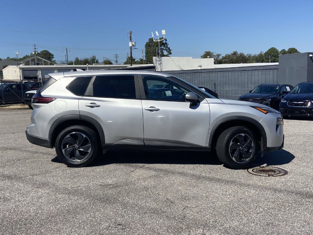 Used 2025 Nissan Rogue SV AWD/4WD image 2