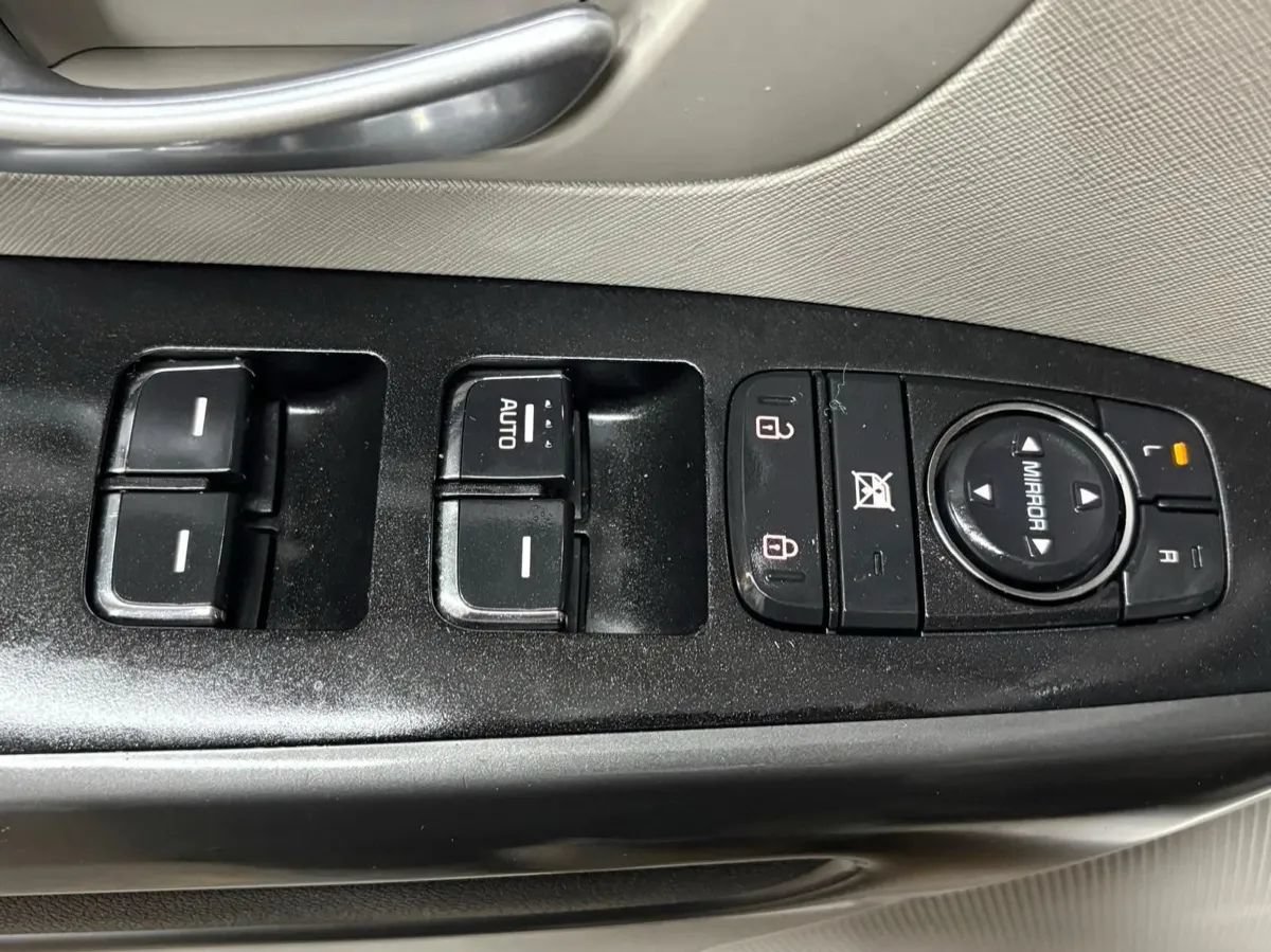 Used 2020 Kia Sedona LX FWD image 30