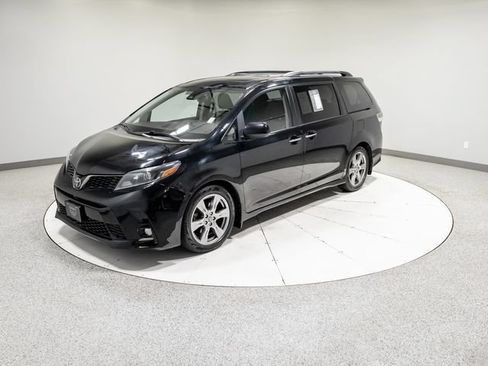 Used 2018 Toyota Sienna SE FWD image 36