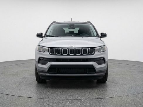 Used 2025 Jeep Compass Limited AWD/4WD image 2