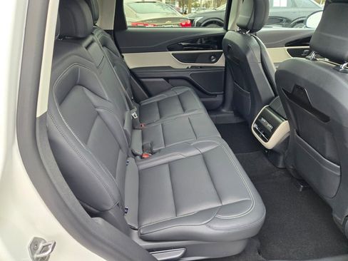 Used 2025 Lincoln Nautilus Premier w/ Equipment Group 102A image 10