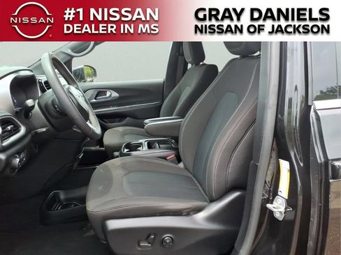 Used 2022 Chrysler Pacifica Touring FWD image 23
