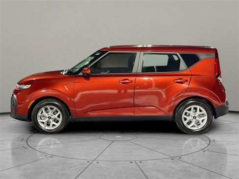 Used 2022 Kia Soul LX w/ Technology Package image 3