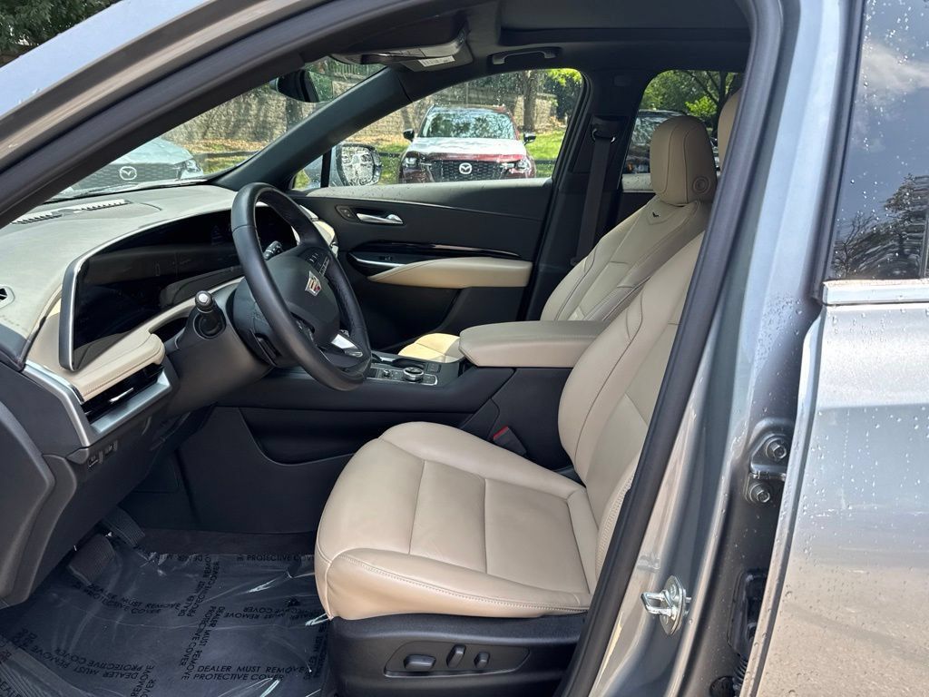 Used 2024 Cadillac XT4 Luxury w/ Cold Weather Package FWD image 9
