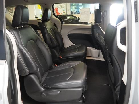 Used 2024 Chrysler Pacifica Limited FWD image 21