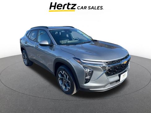 Used 2025 Chevrolet Trax LT image 1