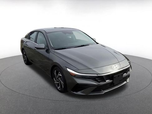 Used 2025 Hyundai Elantra SEL image 3