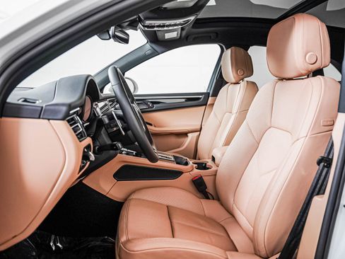 Certified 2026 Porsche Macan AWD/4WD image 5