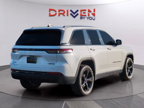 Used 2023 Jeep Grand Cherokee Limited w/ Black Appearance Package AWD/4WD image 5