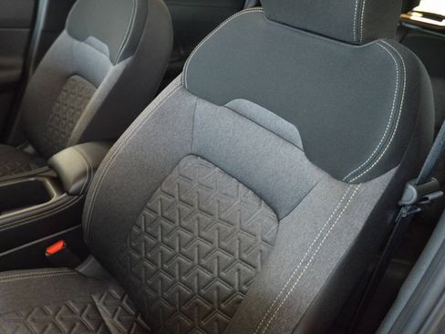 Used 2025 Nissan Kicks SV AWD/4WD image 31