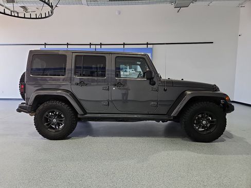 Used 2017 Jeep Wrangler Unlimited Sahara AWD/4WD image 9