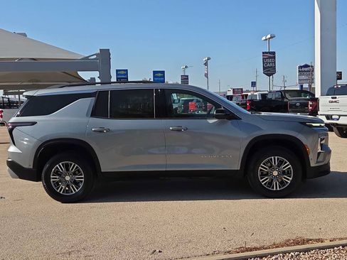 Used 2025 Chevrolet Traverse LT w/ Enhanced Driving Package FWD image 9