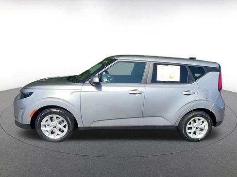 Used 2025 Kia Soul LX w/ LX Technology Package FWD image 9