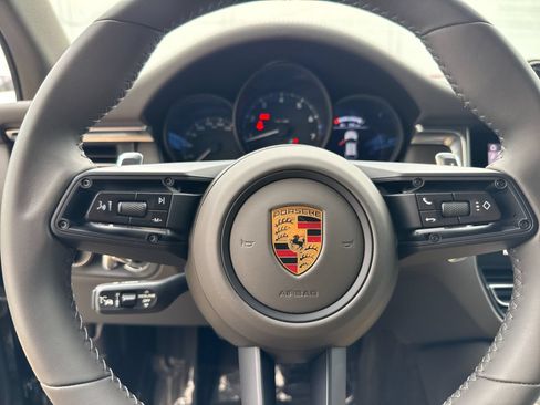 Certified 2025 Porsche Macan AWD/4WD image 27