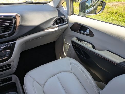 Used 2017 Chrysler Pacifica Touring-L FWD image 15