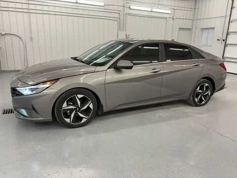 Used 2023 Hyundai Elantra Limited image 14