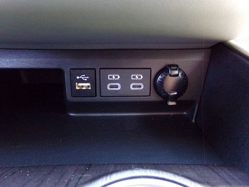 Used 2024 Toyota Highlander AWD image 34