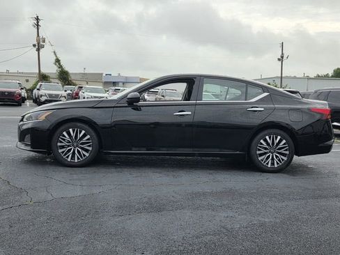 Used 2025 Nissan Altima 2.5 SV FWD image 2