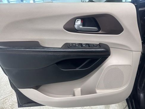 Used 2017 Chrysler Pacifica LX image 16