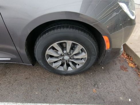 Used 2019 Chrysler Pacifica Limited w/ Advanced Safetytec Group image 13