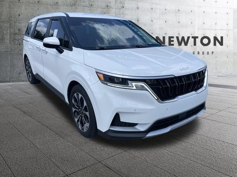 Used 2022 Kia Carnival EX FWD image 1