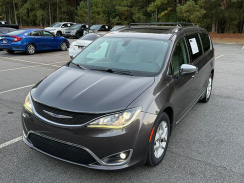 Used 2020 Chrysler Pacifica Limited image 37