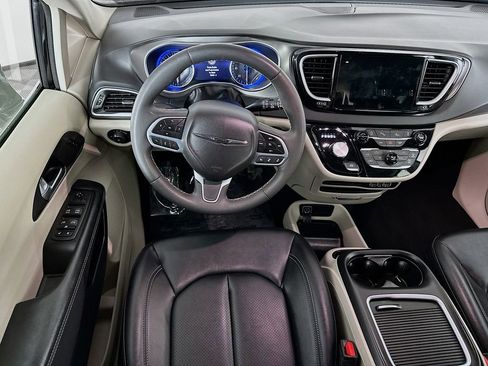 Certified 2024 Chrysler Pacifica Touring-L image 32