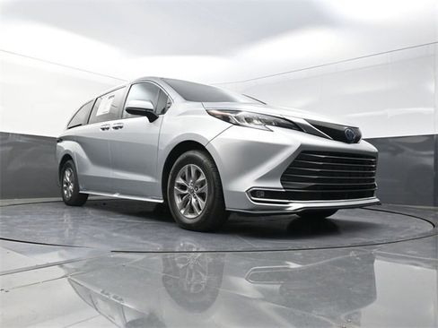 Used 2023 Toyota Sienna XLE image 17