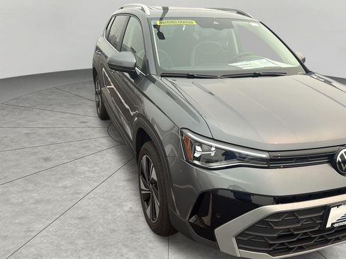 Used 2025 Volkswagen Taos SE AWD/4WD image 33
