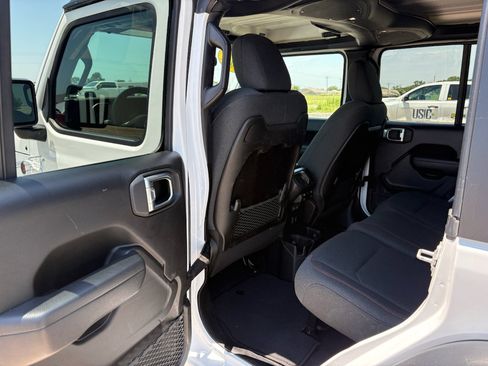 Used 2025 Jeep Wrangler Unlimited Rubicon AWD/4WD image 21