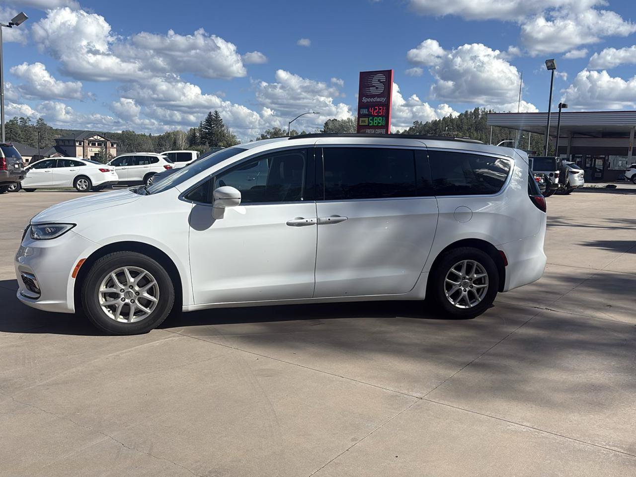 Used 2022 Chrysler Pacifica Touring-L FWD image 4