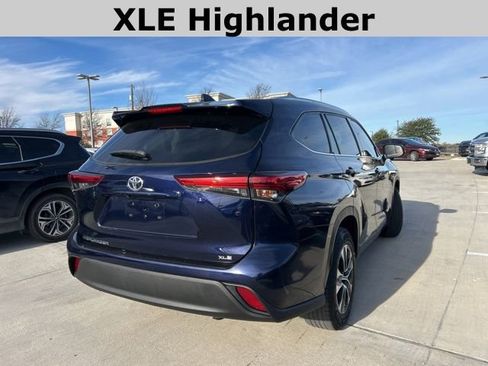 Used 2021 Toyota Highlander XLE image 3
