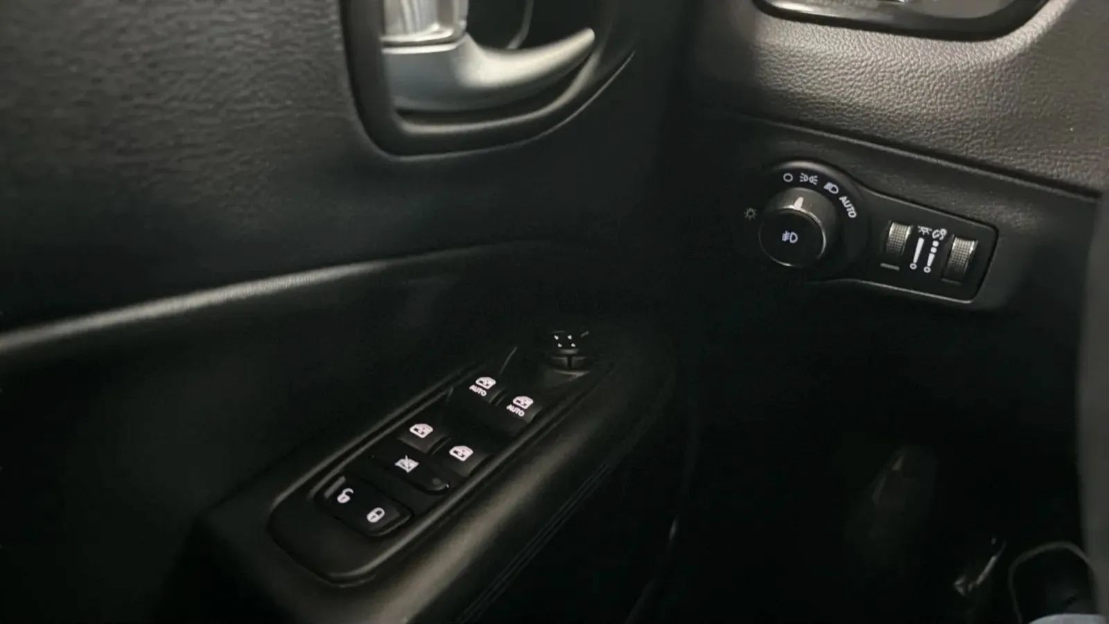 Used 2018 Jeep Compass Latitude w/ Popular Equipment Group FWD image 16